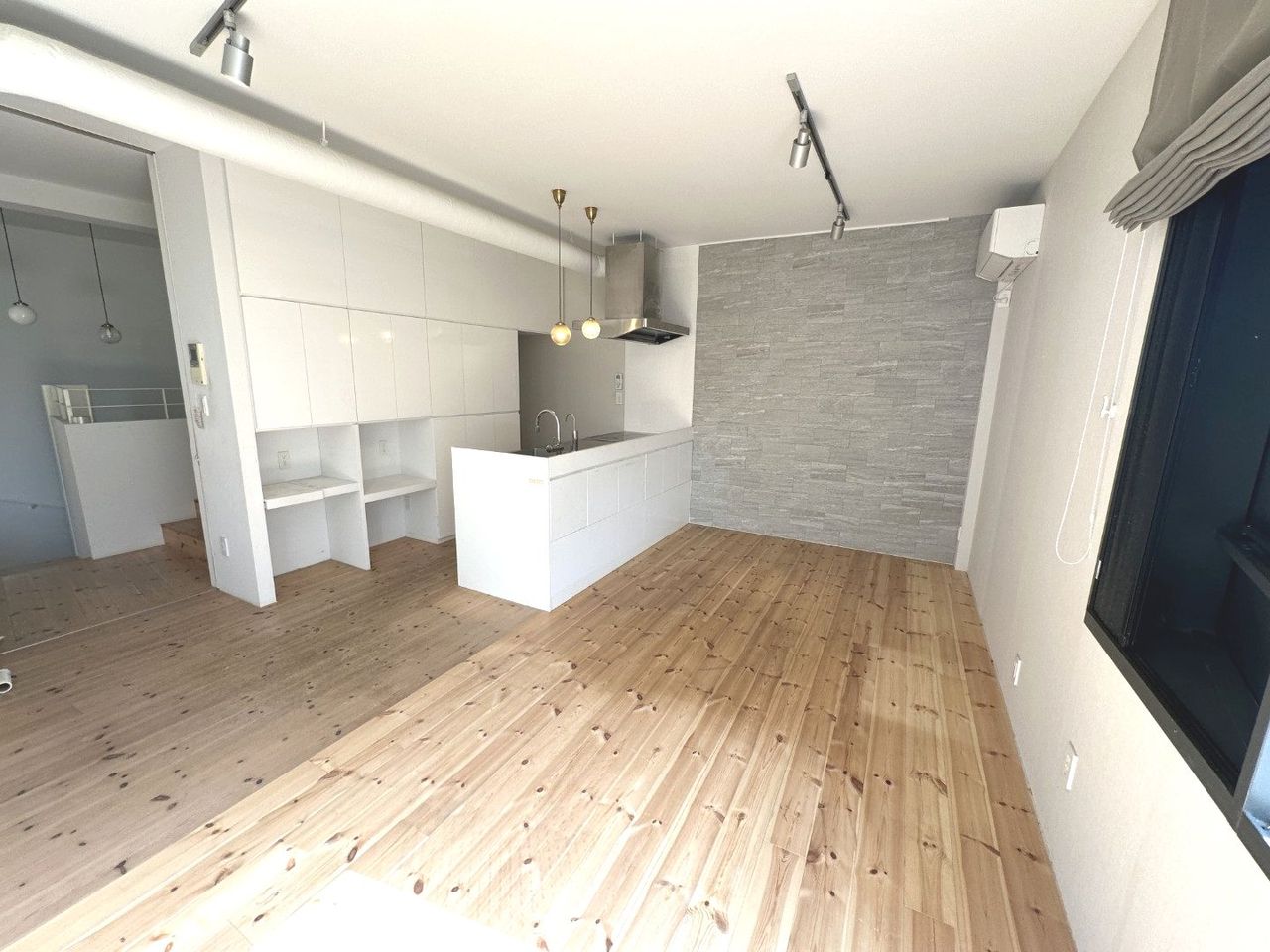 ゆったりとした時間が流れるくつろぎのLDK。ご家族との会話を中心に考えた一体感のある間取りになっています。陽光をしっかり取り入れた、明るく広々としたリビング空間は家族団欒の場に最適です。