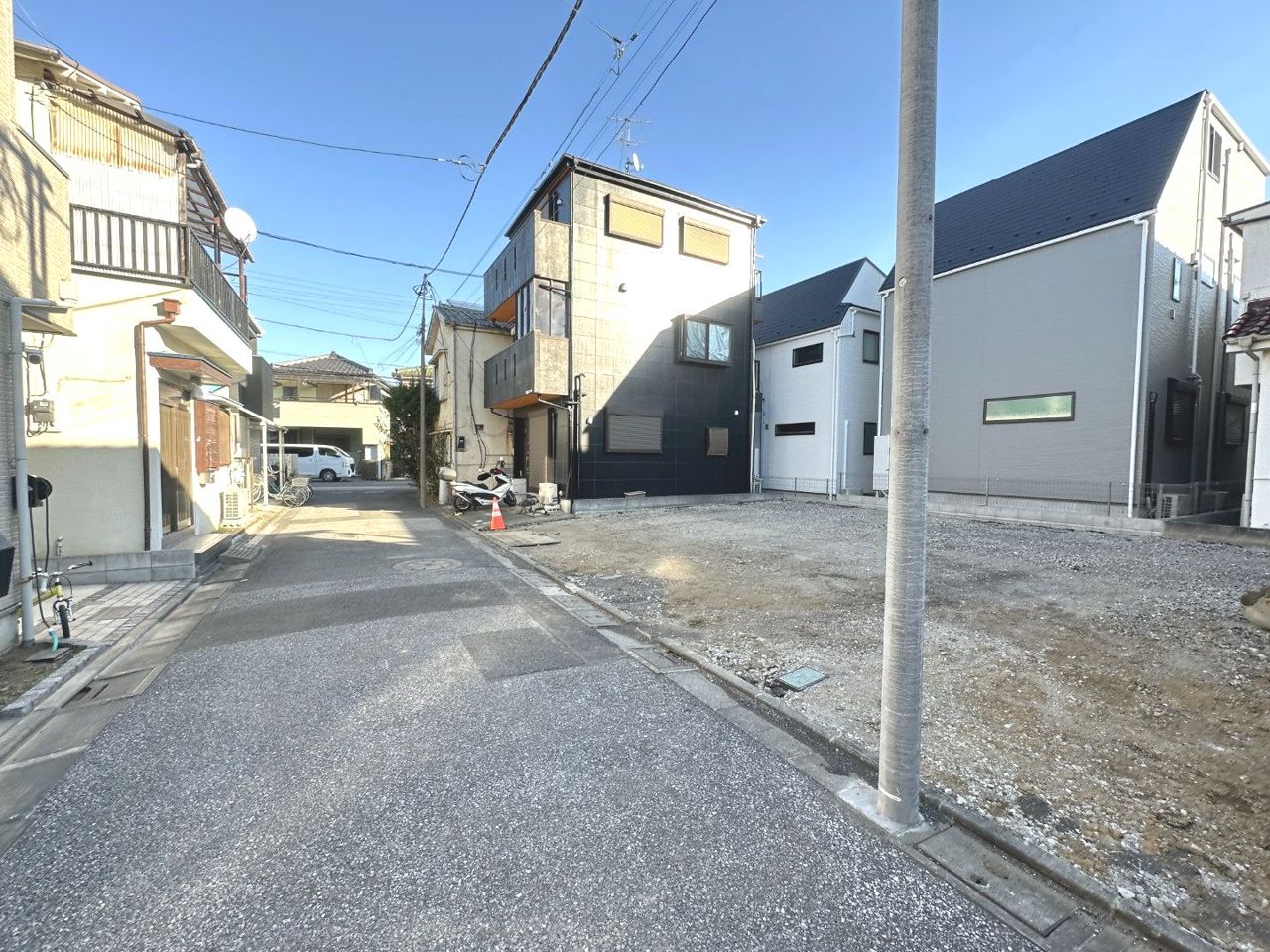 閑静な住宅街、前面道路は交通量も少なく小さなお子様がいるご家庭も安心。
