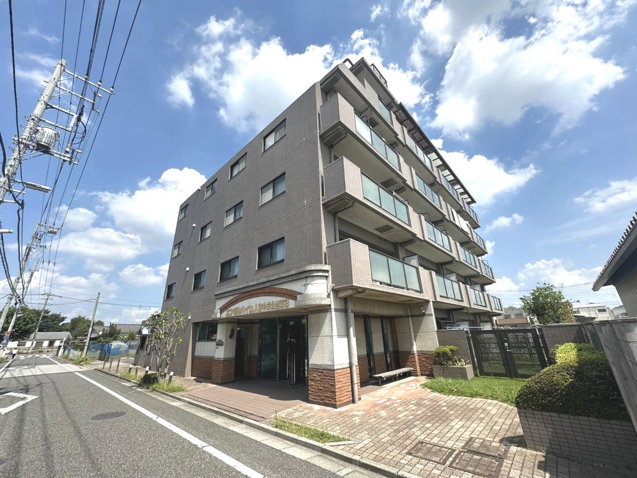 １９９８年築、鉄筋コンクリート造りの６階建て、総戸数２４戸