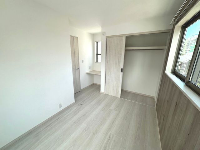【スペースを有効活用、豊富な収納でより室内広々】全居室収納はもちろん、収納の”質”にもこだわりました。収納部分の奥行きもしっかりと確保し、使いやすい引き違い戸を採用しています。またリモートワーク等にもお使いいただけるカウンターを配置しました。