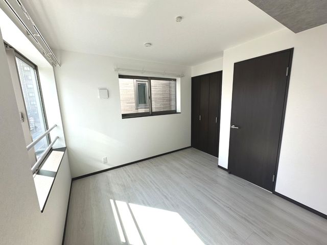 【シンプルなモノトーンの床と建具が演出する自分だけの空間】２面採光の明るい室内。光を採り込むために計算された設計となっています。