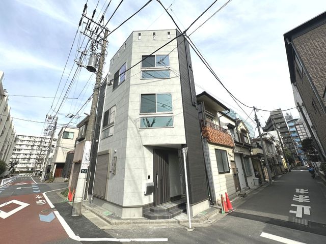 【採光を意識したデザイナーズハウス】シックなデザインが印象的な洗練された住まい。（外観写真）
