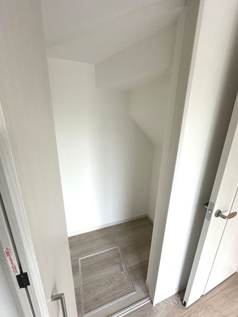 【スペースを有効活用、豊富な収納でより室内広々】全居室収納はもちろん、収納の”質”にもこだわりました。１階部分には階段下の空間を活用したクローゼットを設けました。