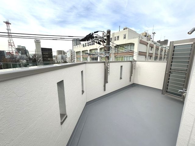 【晴れた日は屋上がもう一つのリビングに】アーバンポートシリーズ特徴のひとつである開放感の溢れる大型ルーフバルコニーも設置。ガーデニングなどお楽しみいただけます。