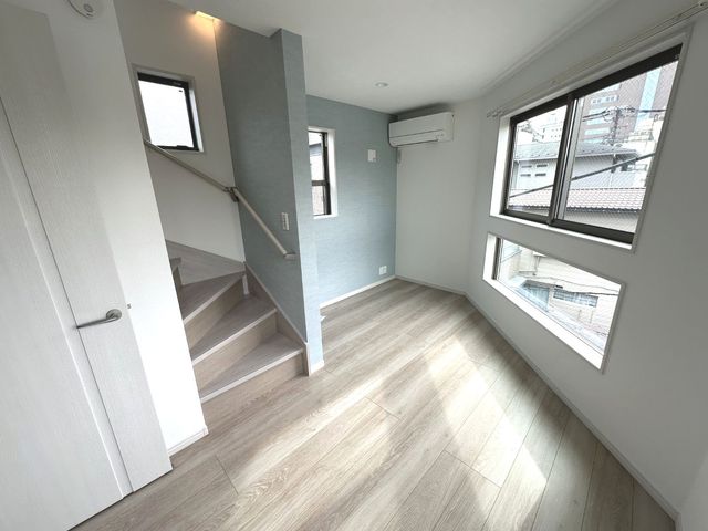 【シンプルな床と建具が演出する自分だけの空間】３面採光の明るい室内。光を採り込むために計算された設計となっています。