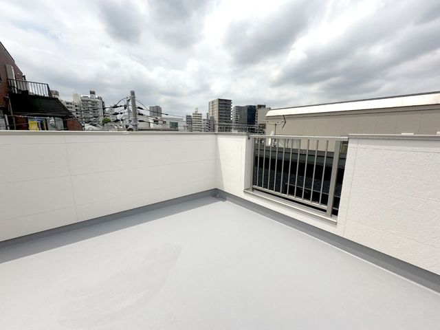 【晴れた日は屋上がもう一つのリビングに】アーバンポートシリーズ特徴のひとつである開放感の溢れる大型ルーフバルコニーも設置。ガーデニングなどお楽しみいただけます。