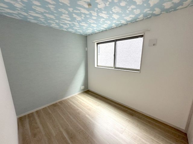 【アクセントクロスが演出する自分だけの空間】一部屋ずつ色をこだわったアクセントクロス配した居室。お部屋によって雰囲気が変わるので、どんな部屋にしようか想像が膨らみます。