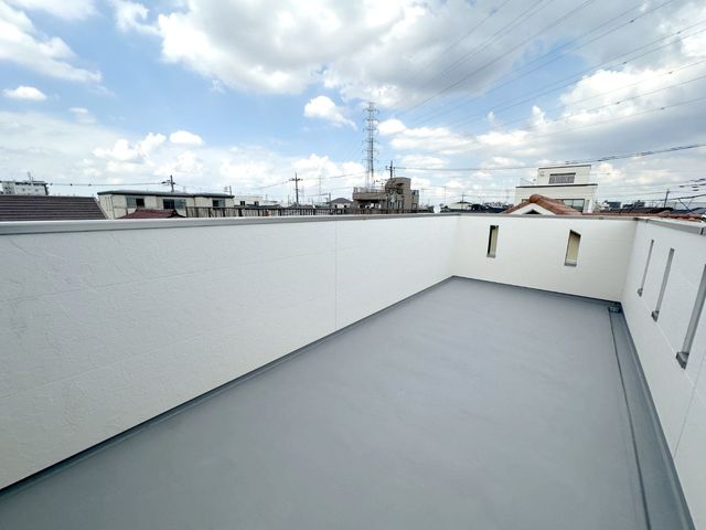 【晴れた日は屋上がもう一つのリビングに】アーバンポートシリーズ特徴のひとつである開放感の溢れる大型ルーフバルコニーも設置。ガーデニング等お楽しみいただけます。