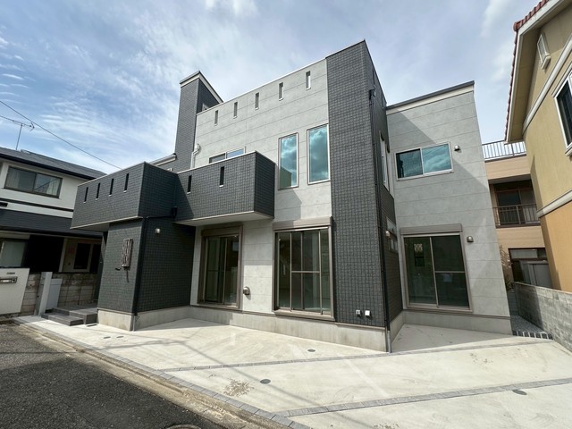 【採光を意識したデザイナーズハウス】ゆとりにこだわった建物３８坪の大型プラン。シックなデザインが印象的な洗練された住まい。（外観写真）