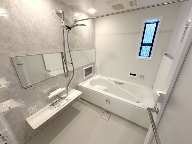 【一日の疲れを癒すリラックス空間】疲れた体を癒す上質なバスルームはゆとりの１．２５坪。浴室テレビやジェットバス付き。