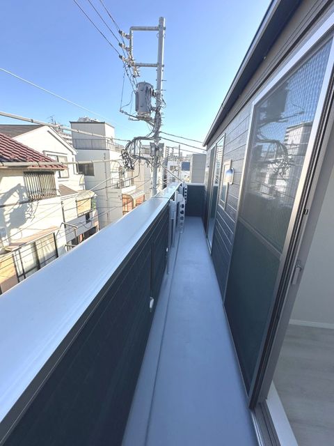 【2部屋にまたがるバルコニー】ルーフバルコニーとは別に2部屋にまたがるバルコニーがあるのでお布団干しもできてスッキリ。