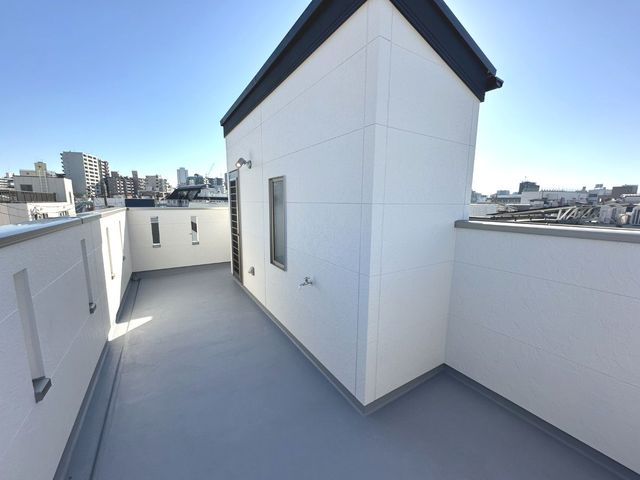 【晴れた日は屋上がもう一つのリビングに】アーバンポートシリーズ特徴のひとつである開放感の溢れるルーフバルコニーも設置。ガーデニングなどお楽しみいただけます。