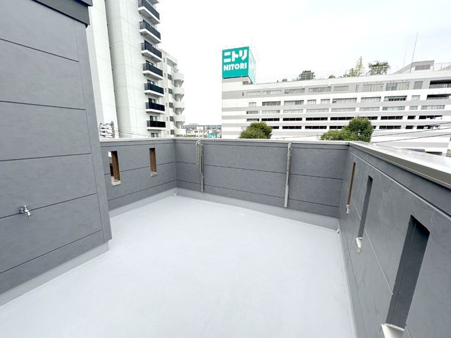 【晴れた日は屋上がもう一つのリビングに】アーバンポートシリーズ特徴のひとつである開放感の溢れるルーフバルコニーも設置。ガーデニングなどお楽しみいただけます。