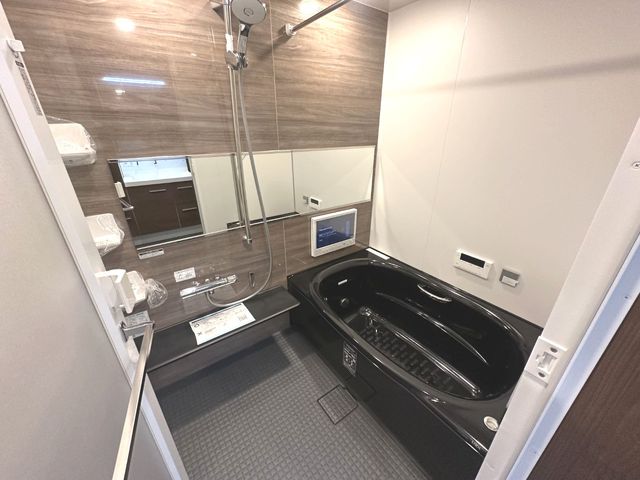 【一日の疲れを癒すリラックス空間】疲れた体を癒す上質なバスルーム。浴室テレビやジェットバス付き。