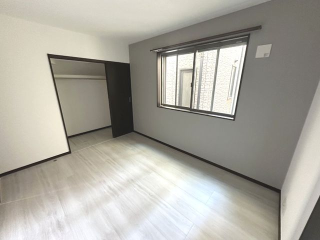 【アクセントクロスが演出する自分だけの空間】色をこだわったアクセントクロス配した居室。お部屋によって雰囲気が変わるので、どんな部屋にしようか想像が膨らみます。