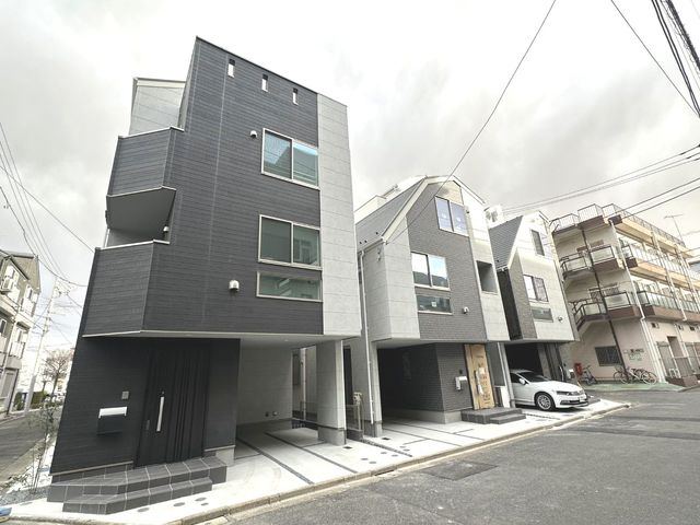 【採光を意識したデザイナーズハウス】落ち着いたデザインが印象的な洗練された住まい。（外観写真）