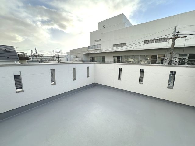 【晴れた日は屋上がもう一つのリビングに】アーバンポートシリーズ特徴のひとつである開放感の溢れる大型ルーフバルコニーも全棟に設置！屋上からスカイツリーが望め、夏には足立の花火が楽しめます！