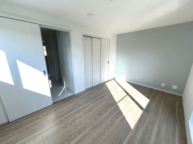 【アクセントクロスが演出する自分だけの空間】一部屋ずつ色をこだわったアクセントクロス配した居室。お部屋によって雰囲気が変わるので、どんな部屋にしようか想像が膨らみます。