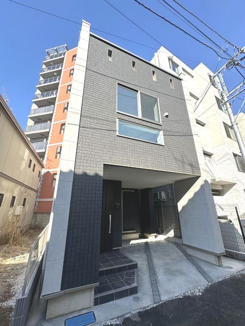 【採光を意識したデザイナーズハウス】シックなデザインが印象的な洗練された住まい。（外観写真）