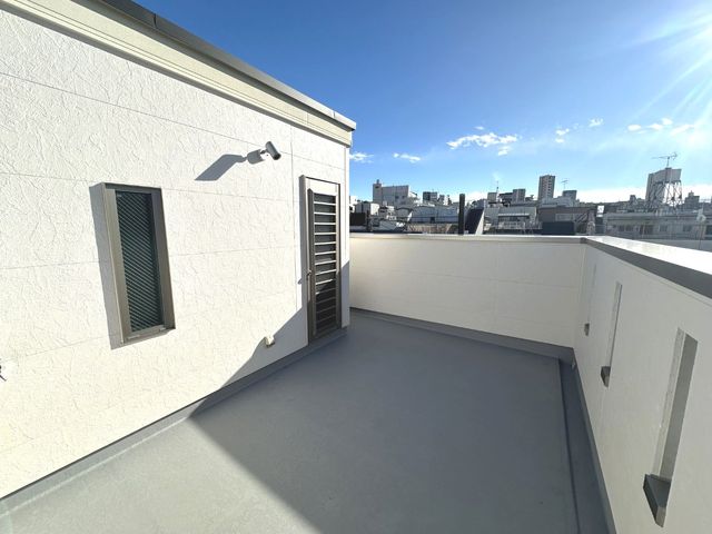 【晴れた日は屋上がもう一つのリビングに】アーバンポートシリーズ特徴のひとつである開放感の溢れる大型ルーフバルコニーも全棟に設置！（Ａ号棟）