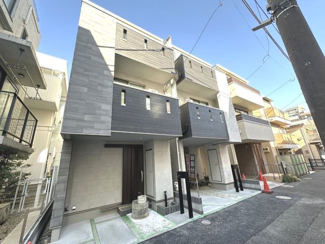 【採光を意識したデザイナーズハウス】落ち着いたデザインが印象的な洗練された住まい。（外観写真）