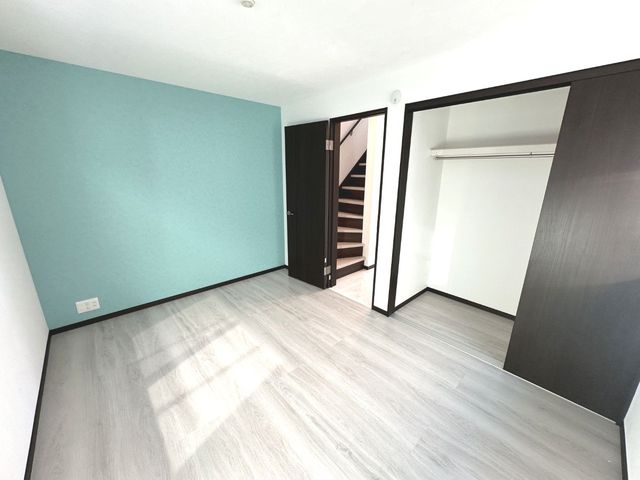 【アクセントクロスが演出する自分だけの空間】一部屋ずつ色をこだわったアクセントクロス配した居室。お部屋によって雰囲気が変わるので、どんな部屋にしようか想像が膨らみます。（Ａ号棟）