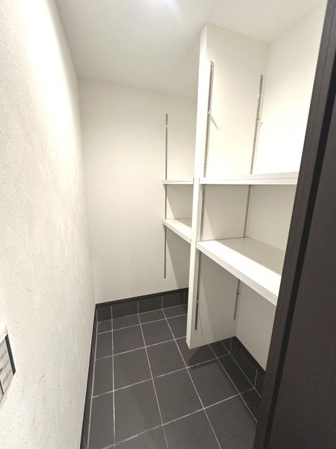 【大容量のシューズクローク】玄関脇にはシューズクロークを配置。履物はもちろん、キャディバックやキャリーケース、ベビーカー等も収納できて大変便利です。（Ａ号棟）