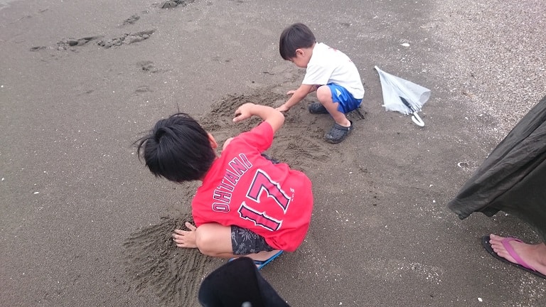 子ども達の砂遊びの様子
