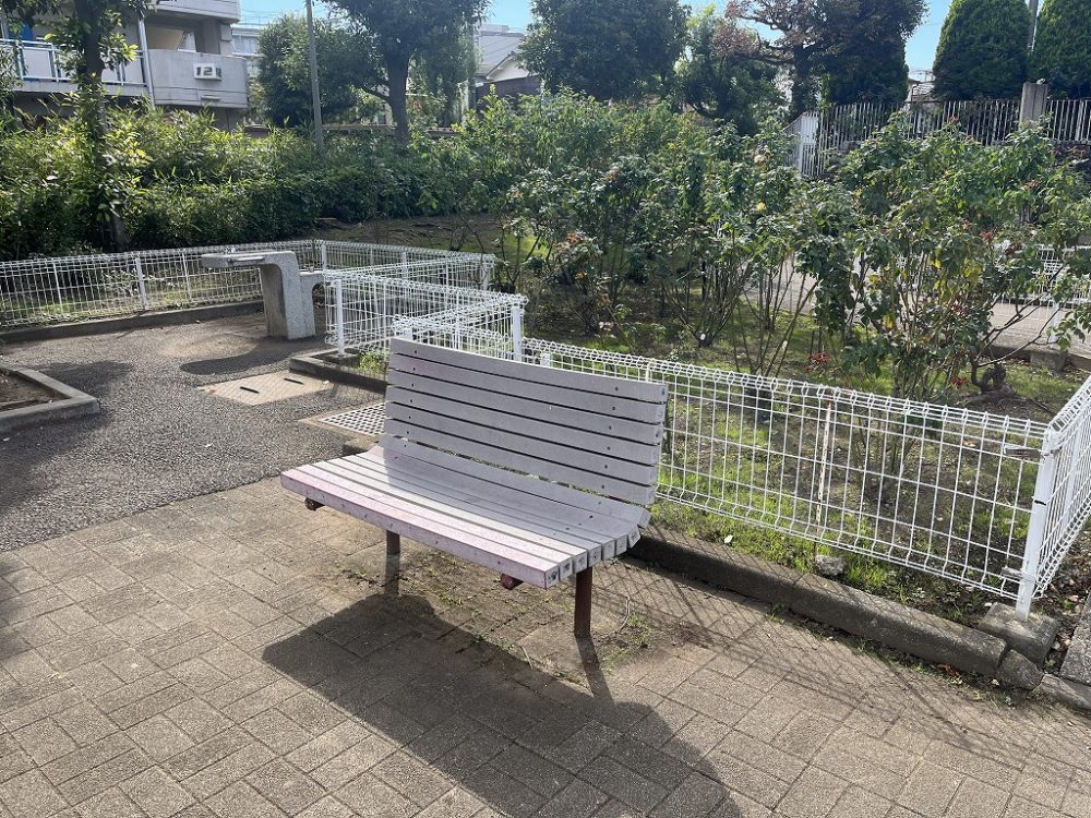 青和ばら公園のベンチ